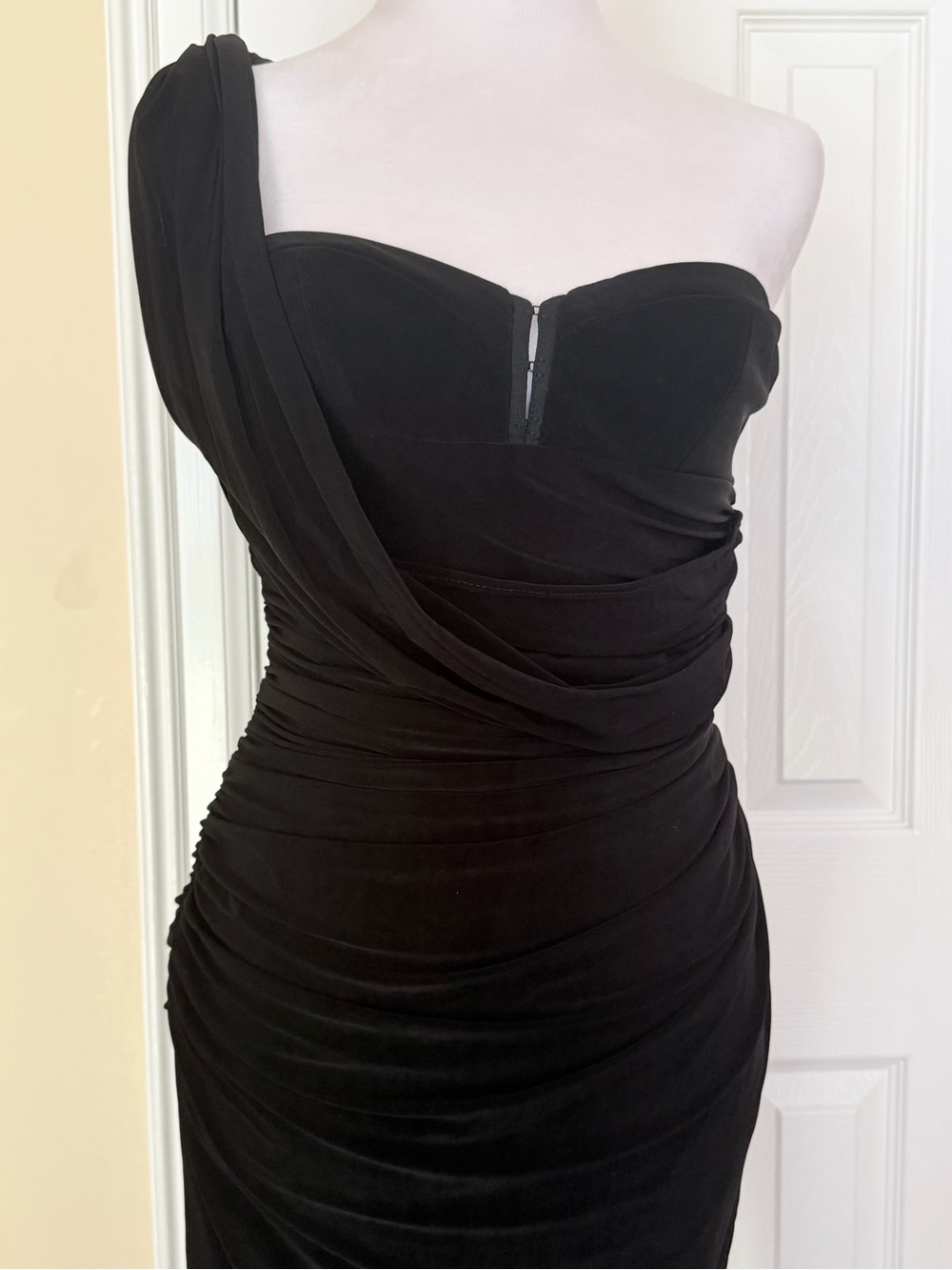 Marciano One-Shoulder Black Ruched Drape Dress Back Zip Sexy Fitted Small NWT - Picture 4 of 12